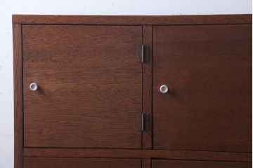 レトロ家具　昭和レトロ　古い木の脚付きロッカー(マス目戸棚)