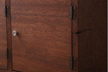 レトロ家具　昭和レトロ　古い木の脚付きロッカー(マス目戸棚)