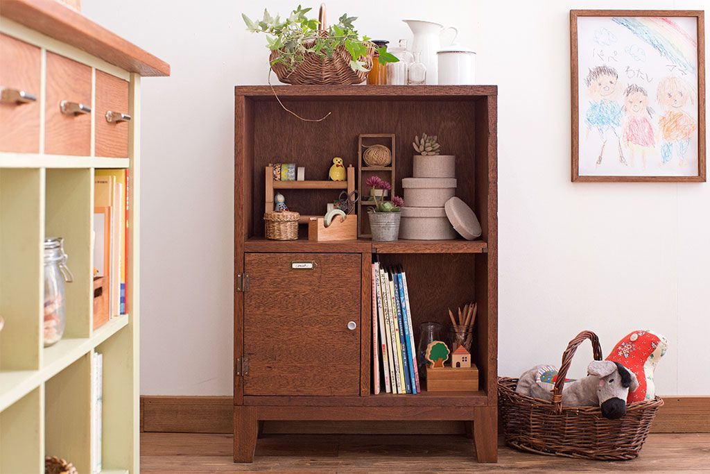 レトロ家具　昭和レトロ　ネームプレート付き!古い木の脚付きマス目戸棚(収納棚)