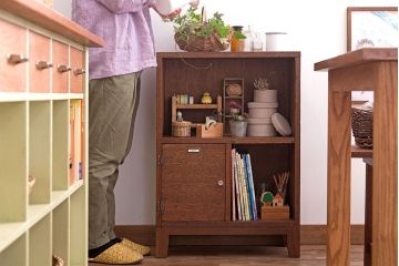 レトロ家具　昭和レトロ　ネームプレート付き!古い木の脚付きマス目戸棚(収納棚)