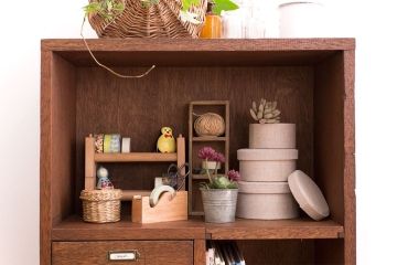 レトロ家具　昭和レトロ　ネームプレート付き!古い木の脚付きマス目戸棚(収納棚)