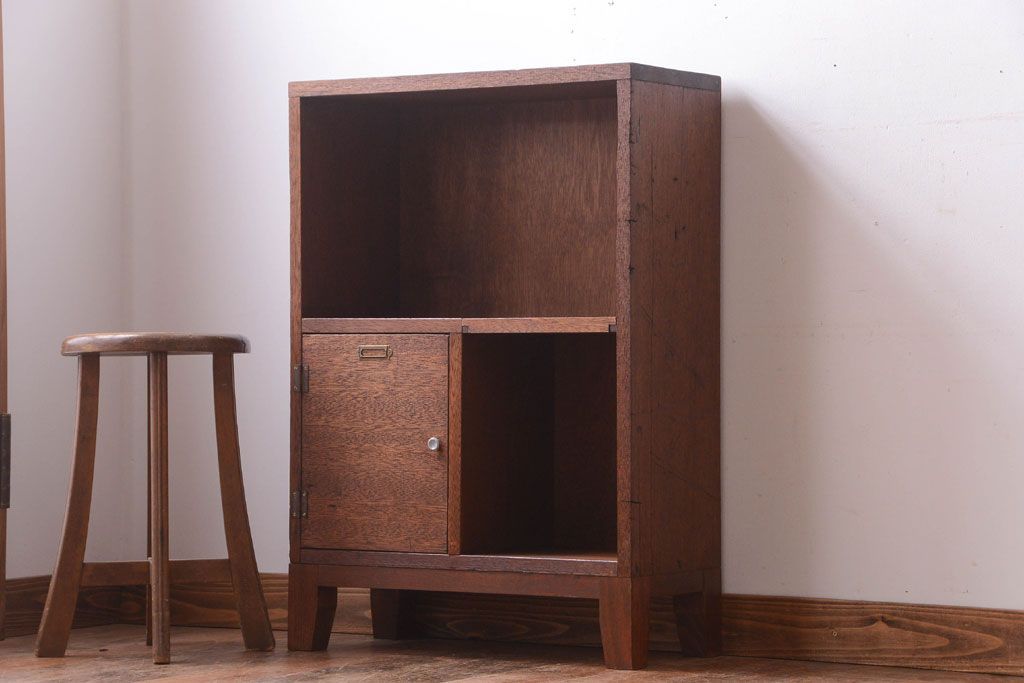 レトロ家具　昭和レトロ　ネームプレート付き!古い木の脚付きマス目戸棚(収納棚)