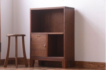 レトロ家具　昭和レトロ　ネームプレート付き!古い木の脚付きマス目戸棚(収納棚)