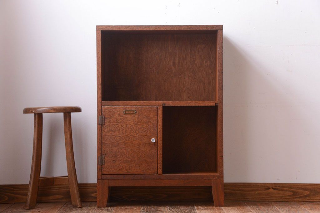 レトロ家具　昭和レトロ　ネームプレート付き!古い木の脚付きマス目戸棚(収納棚)