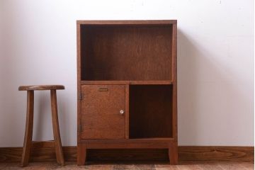 レトロ家具　昭和レトロ　ネームプレート付き!古い木の脚付きマス目戸棚(収納棚)