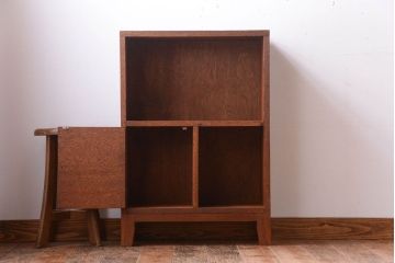 レトロ家具　昭和レトロ　ネームプレート付き!古い木の脚付きマス目戸棚(収納棚)