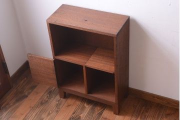 レトロ家具　昭和レトロ　ネームプレート付き!古い木の脚付きマス目戸棚(収納棚)