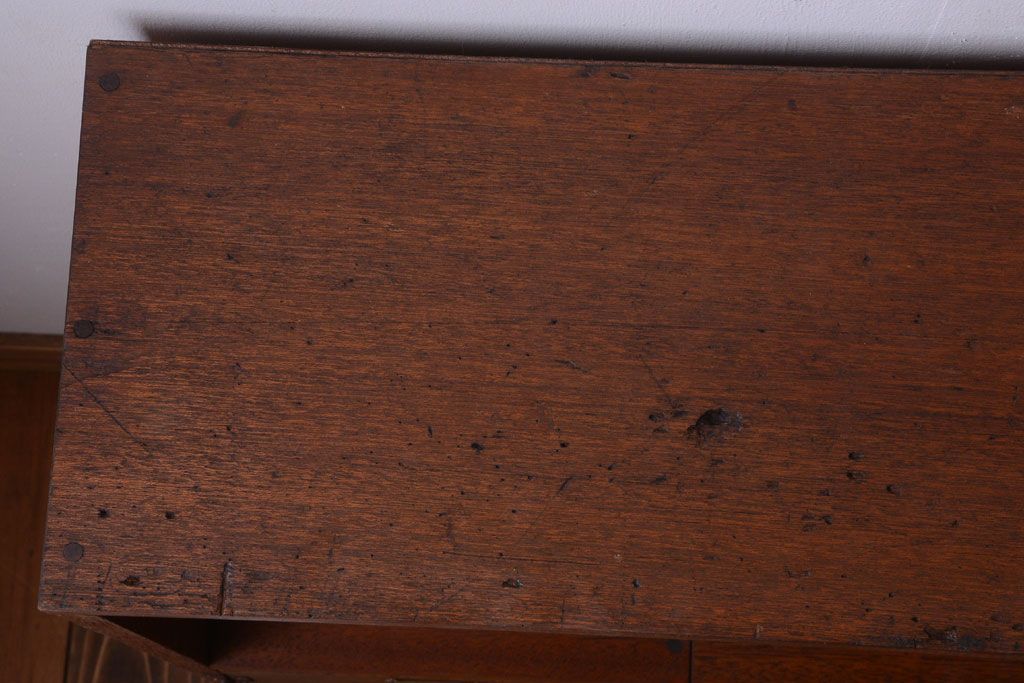 レトロ家具　昭和レトロ　ネームプレート付き!古い木の脚付きマス目戸棚(収納棚)