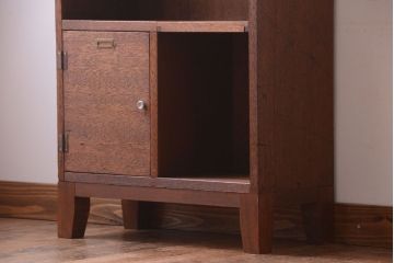 レトロ家具　昭和レトロ　ネームプレート付き!古い木の脚付きマス目戸棚(収納棚)