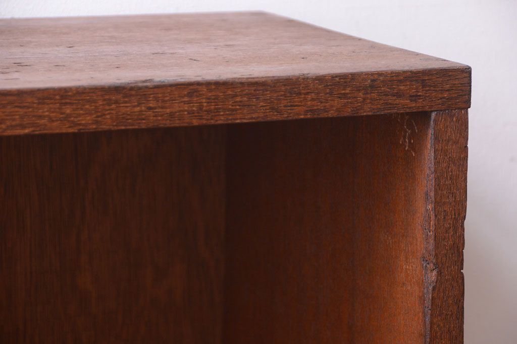 レトロ家具　昭和レトロ　ネームプレート付き!古い木の脚付きマス目戸棚(収納棚)