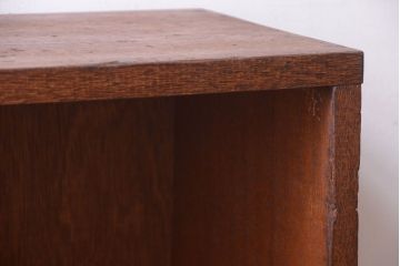 レトロ家具　昭和レトロ　ネームプレート付き!古い木の脚付きマス目戸棚(収納棚)