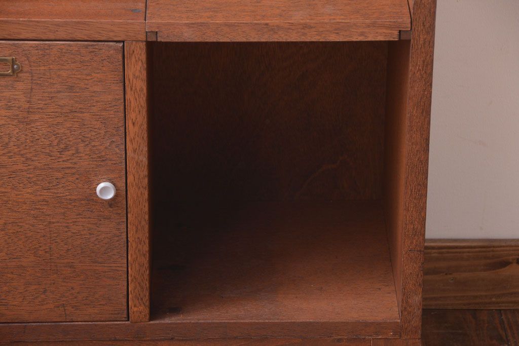 レトロ家具　昭和レトロ　ネームプレート付き!古い木の脚付きマス目戸棚(収納棚)