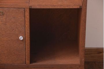 レトロ家具　昭和レトロ　ネームプレート付き!古い木の脚付きマス目戸棚(収納棚)