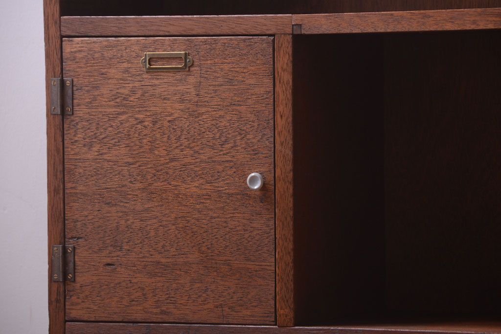 レトロ家具　昭和レトロ　ネームプレート付き!古い木の脚付きマス目戸棚(収納棚)