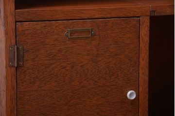 レトロ家具　昭和レトロ　ネームプレート付き!古い木の脚付きマス目戸棚(収納棚)