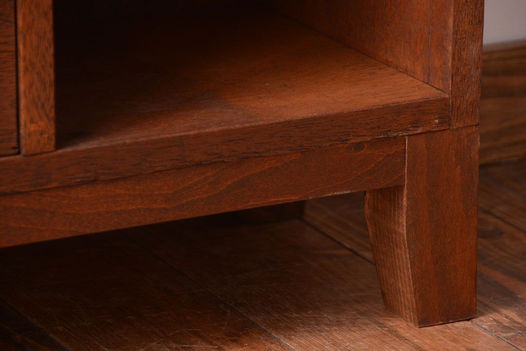 レトロ家具　昭和レトロ　ネームプレート付き!古い木の脚付きマス目戸棚(収納棚)