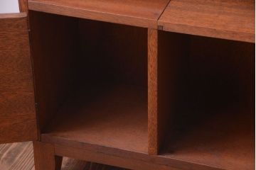 レトロ家具　昭和レトロ　ネームプレート付き!古い木の脚付きマス目戸棚(収納棚)