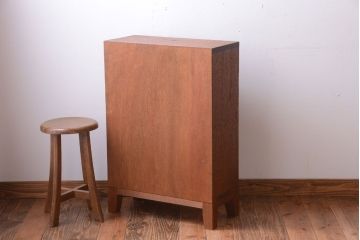 レトロ家具　昭和レトロ　ネームプレート付き!古い木の脚付きマス目戸棚(収納棚)