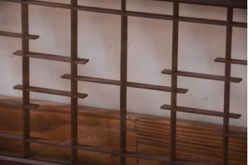 古民具・骨董　古い木製の横長ガラス引き戸2枚セット(窓)