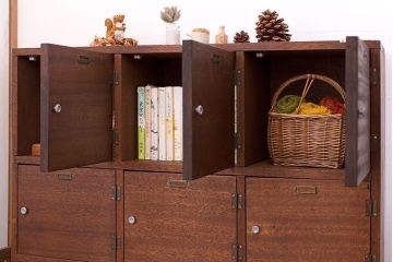 レトロ家具　昭和レトロ　ネームプレート付き!古い木の脚付きロッカー(収納棚・マス目棚)