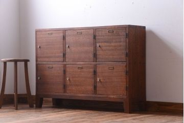 レトロ家具　昭和レトロ　ネームプレート付き!古い木の脚付きロッカー(収納棚・マス目棚)