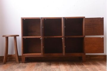 レトロ家具　昭和レトロ　ネームプレート付き!古い木の脚付きロッカー(収納棚・マス目棚)