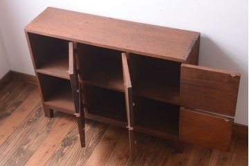 レトロ家具　昭和レトロ　ネームプレート付き!古い木の脚付きロッカー(収納棚・マス目棚)