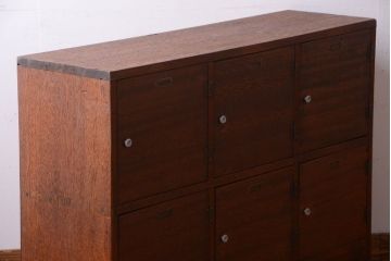 レトロ家具　昭和レトロ　ネームプレート付き!古い木の脚付きロッカー(収納棚・マス目棚)