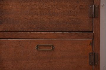 レトロ家具　昭和レトロ　ネームプレート付き!古い木の脚付きロッカー(収納棚・マス目棚)