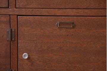 レトロ家具　昭和レトロ　ネームプレート付き!古い木の脚付きロッカー(収納棚・マス目棚)