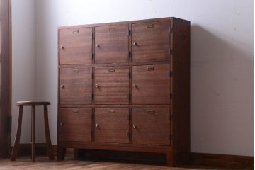 レトロ家具　昭和レトロ　ネームプレート付き!古い木の脚付き収納ロッカー(マス目棚)