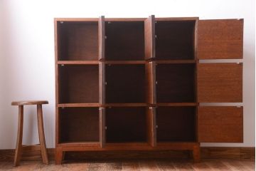 レトロ家具　昭和レトロ　ネームプレート付き!古い木の脚付き収納ロッカー(マス目棚)