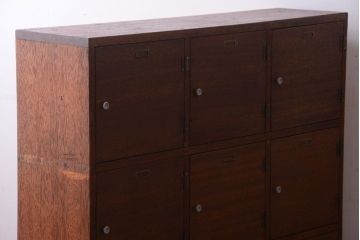 レトロ家具　昭和レトロ　ネームプレート付き!古い木の脚付き収納ロッカー(マス目棚)