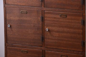 レトロ家具　昭和レトロ　ネームプレート付き!古い木の脚付き収納ロッカー(マス目棚)