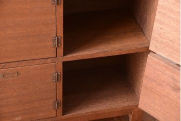 レトロ家具　昭和レトロ　ネームプレート付き!古い木の脚付き収納ロッカー(マス目棚)