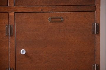 レトロ家具　昭和レトロ　ネームプレート付き!古い木の脚付き収納ロッカー(マス目棚)