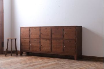 レトロ家具　昭和レトロ　ネームプレート付き!古い木の横型ロッカー(マス目戸棚)