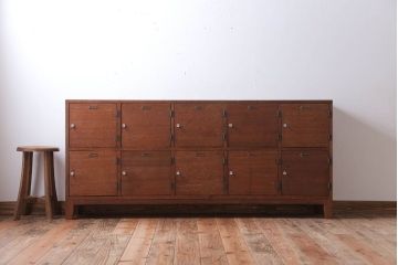 レトロ家具　昭和レトロ　ネームプレート付き!古い木の横型ロッカー(マス目戸棚)