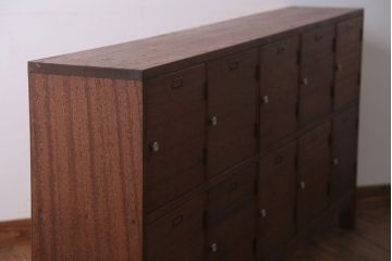 レトロ家具　昭和レトロ　ネームプレート付き!古い木の横型ロッカー(マス目戸棚)