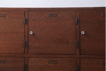 レトロ家具　昭和レトロ　ネームプレート付き!古い木の横型ロッカー(マス目戸棚)