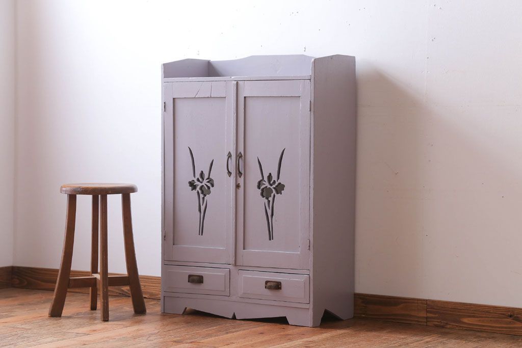 アンティーク家具　アンティークペイント　透かし彫りのおしゃれなブックケース(本箱)