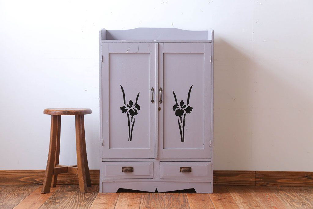 アンティーク家具　アンティークペイント　透かし彫りのおしゃれなブックケース(本箱)