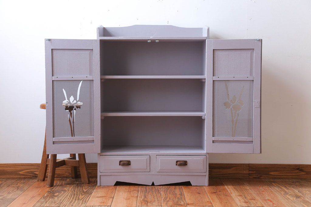 アンティーク家具　アンティークペイント　透かし彫りのおしゃれなブックケース(本箱)