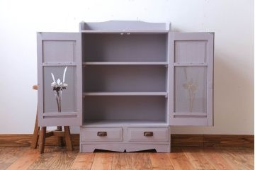 アンティーク家具　アンティークペイント　透かし彫りのおしゃれなブックケース(本箱)