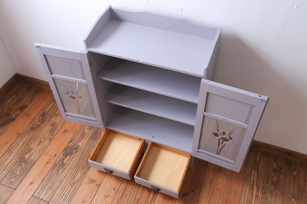 アンティーク家具　アンティークペイント　透かし彫りのおしゃれなブックケース(本箱)