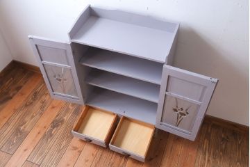 アンティーク家具　アンティークペイント　透かし彫りのおしゃれなブックケース(本箱)