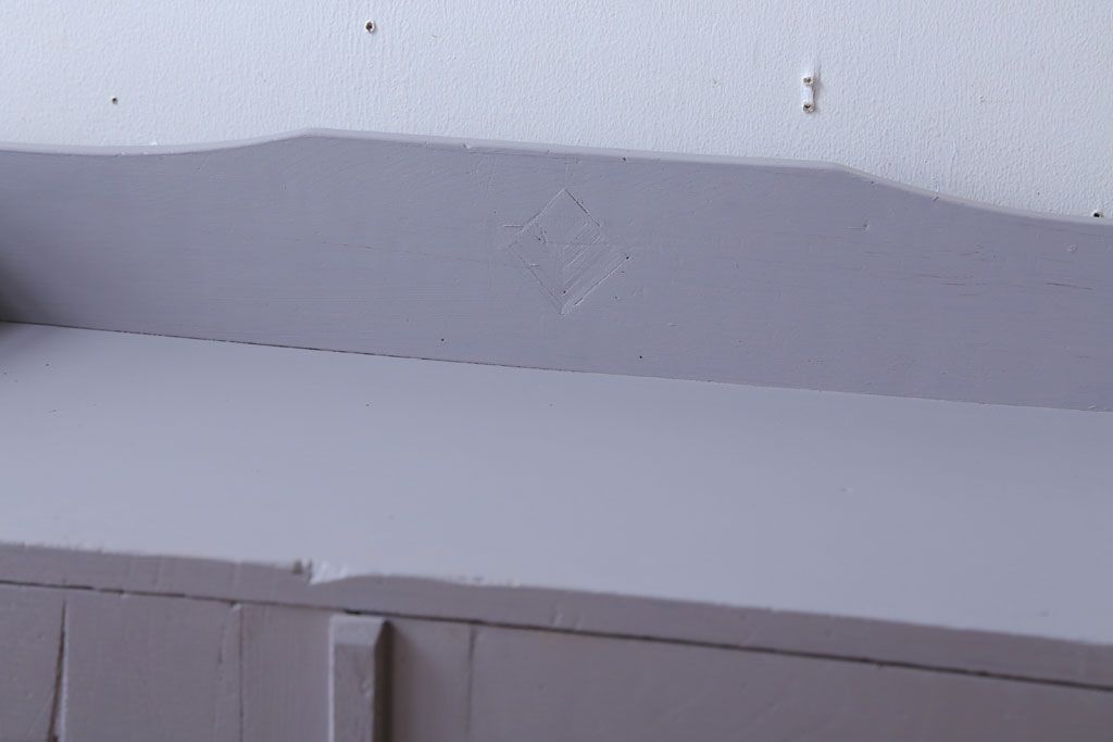 アンティーク家具　アンティークペイント　透かし彫りのおしゃれなブックケース(本箱)