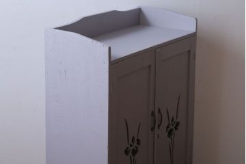 アンティーク家具　アンティークペイント　透かし彫りのおしゃれなブックケース(本箱)