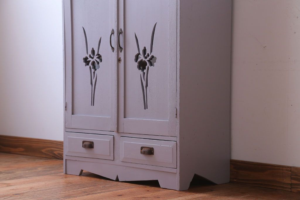 アンティーク家具　アンティークペイント　透かし彫りのおしゃれなブックケース(本箱)