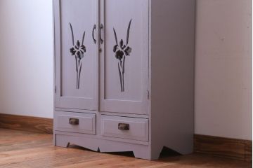 アンティーク家具　アンティークペイント　透かし彫りのおしゃれなブックケース(本箱)